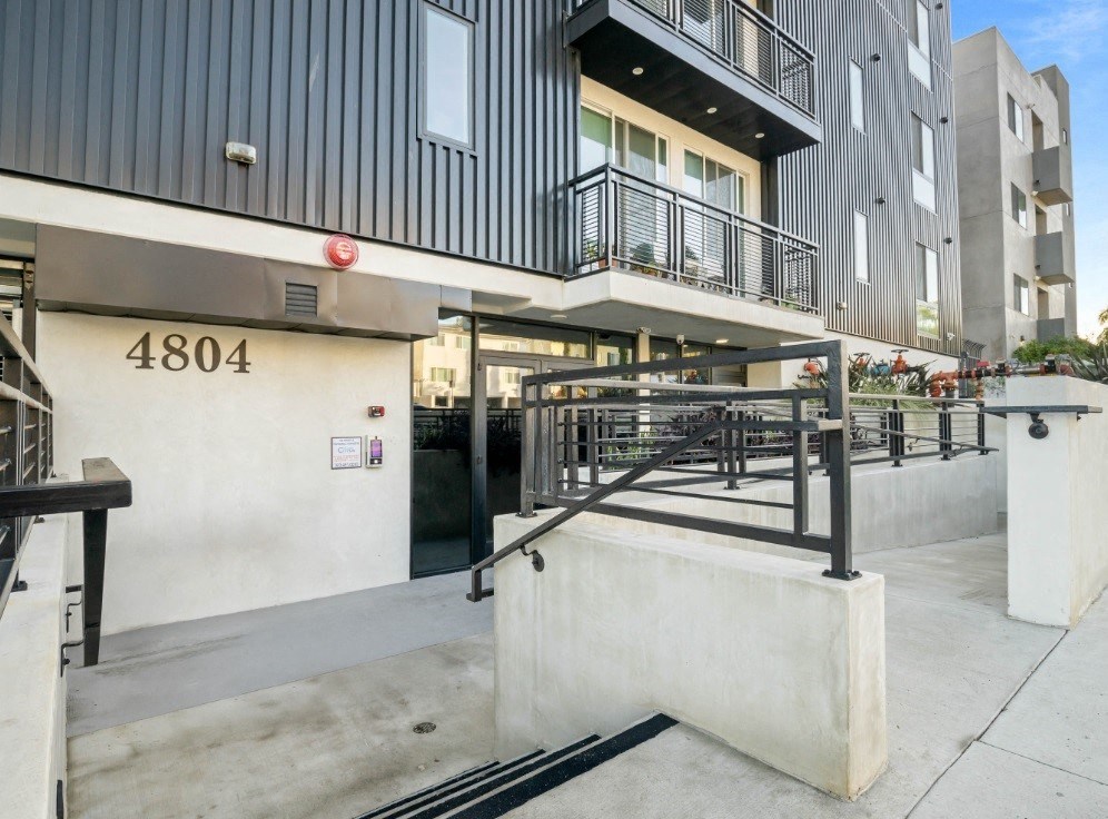 4804 Oakwood exterior entrance