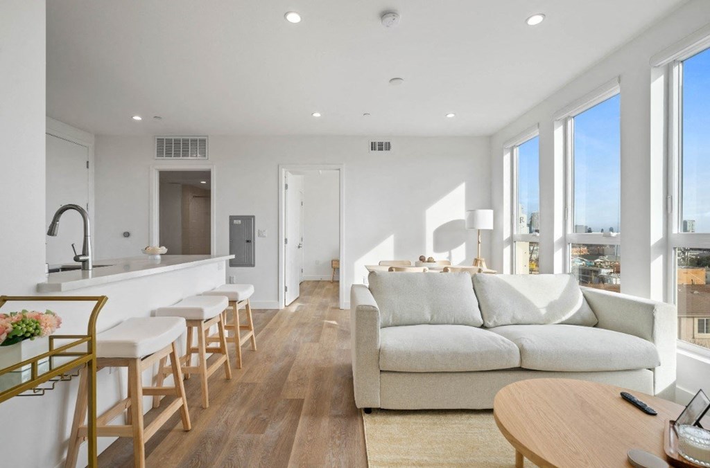 4804 Oakwood living area