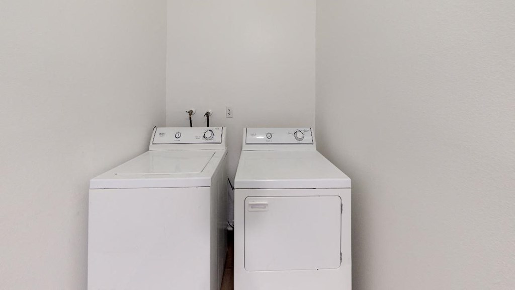 5015 Clinton Apartments laundry room with washer and dryer