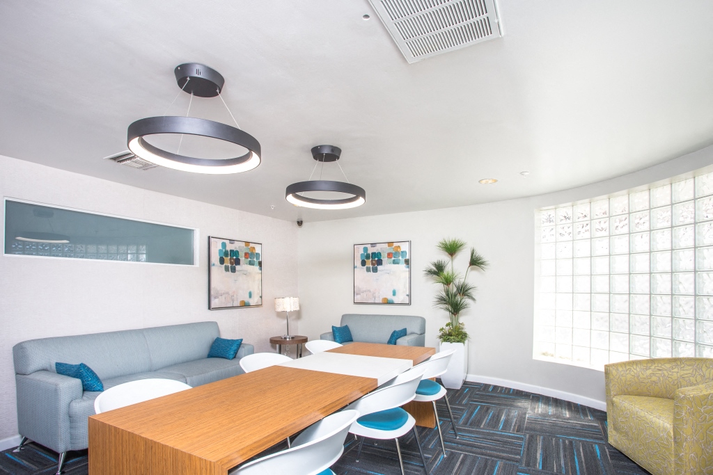 5119 Maplewood - Furnished common area