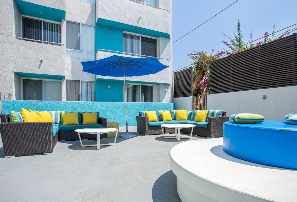 5119 Maplewood - Pool Sitting Area