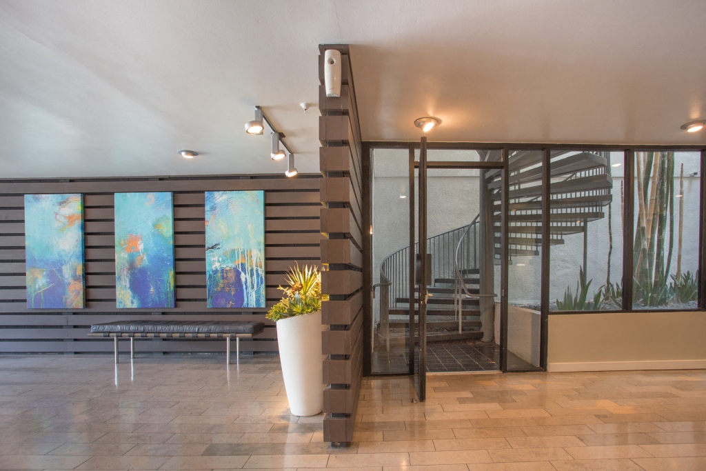 5119 Maplewood - Lobby