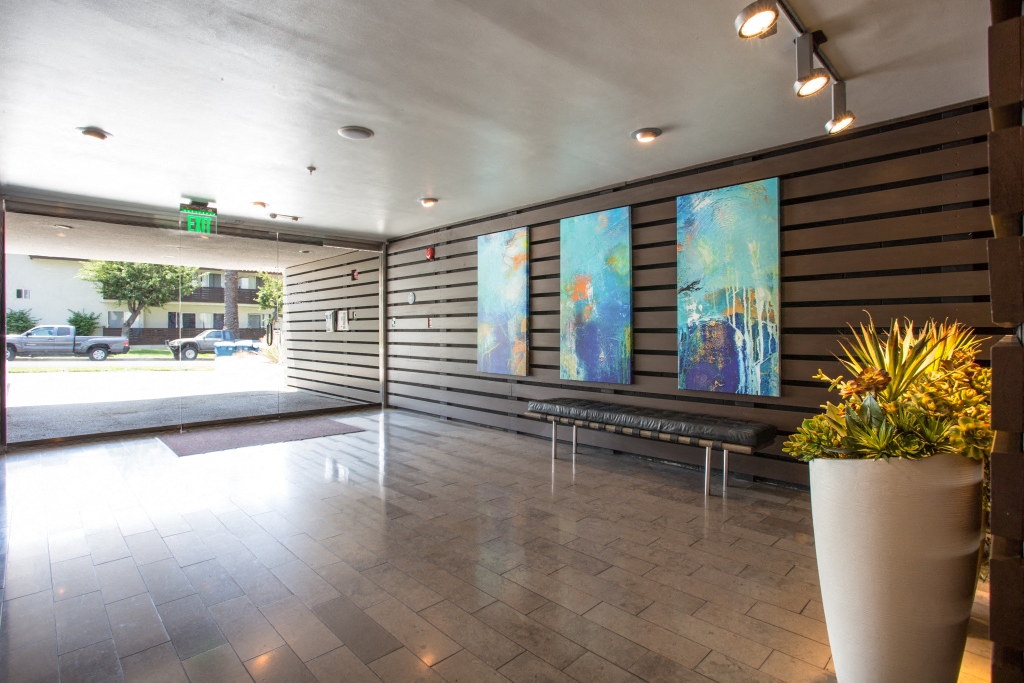 5119 Maplewood - Lobby