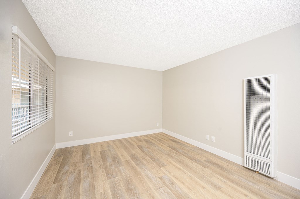 535 N. Hobart Apartments living area