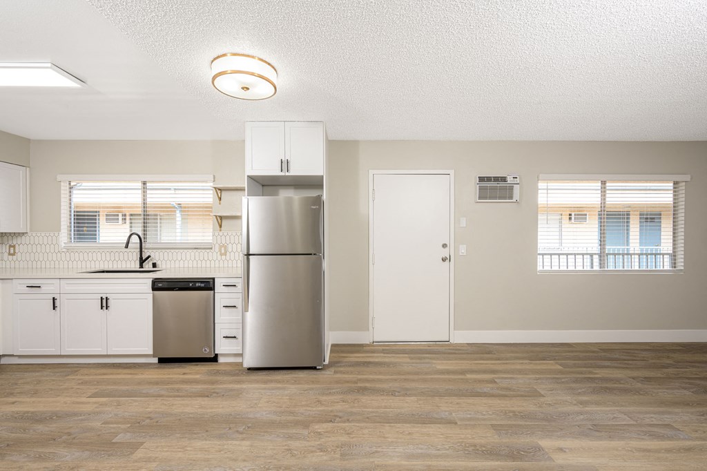 535 N. Hobart Apartments kitchen and dining area