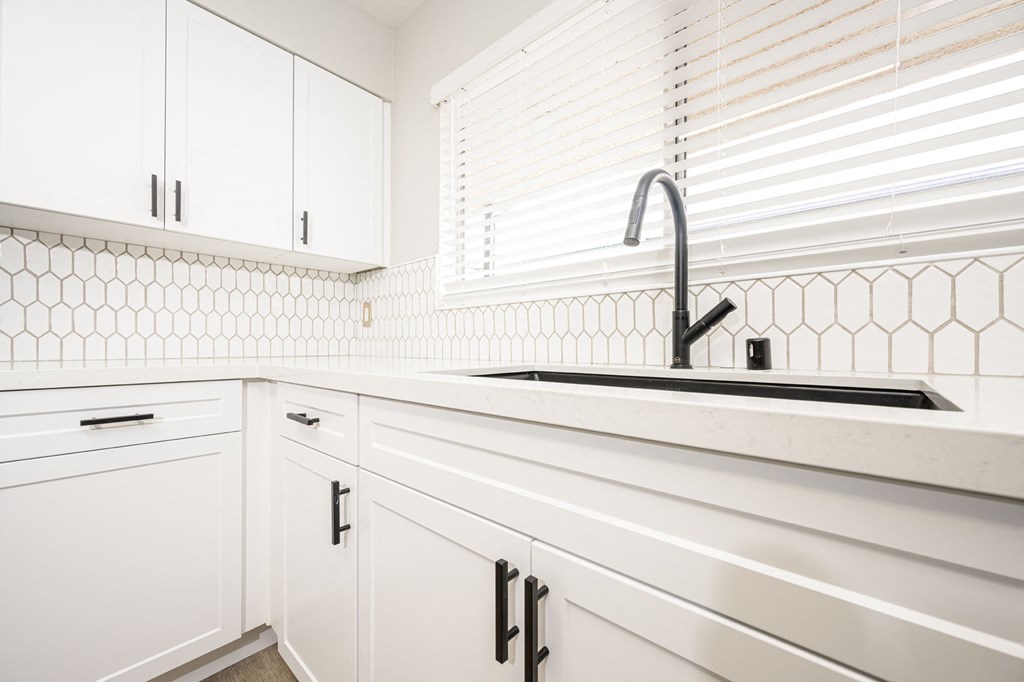 535 N. Hobart Apartments kitchen sink and cabinets