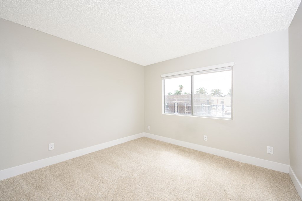 535 N. Hobart Apartments bedroom