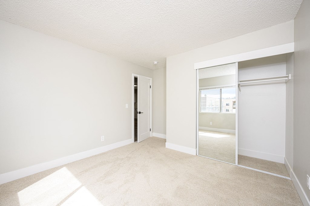 535 N. Hobart Apartments bedroom with mirror doored closet