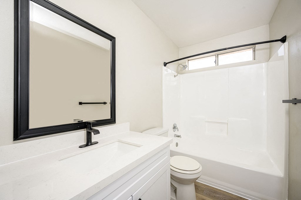 535 N. Hobart Apartments bathroom