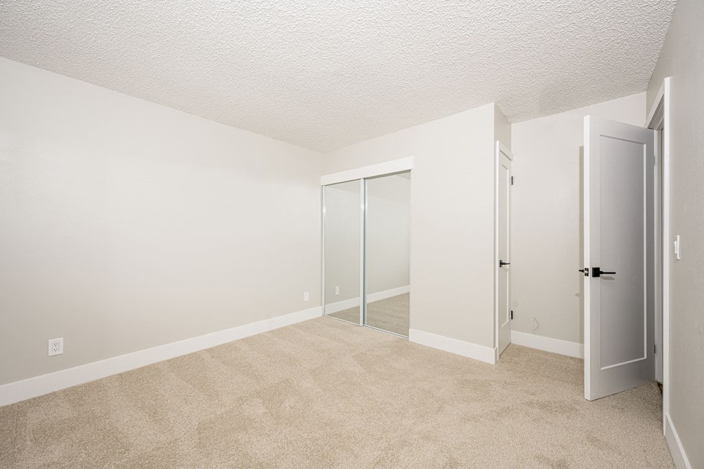 535 N. Hobart Apartments bedroom with mirror doored closet