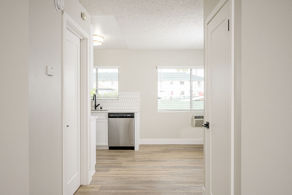 535 N. Hobart Apartments interior hallway