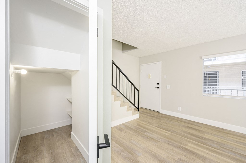 535 N. Hobart Apartments living area and stairs