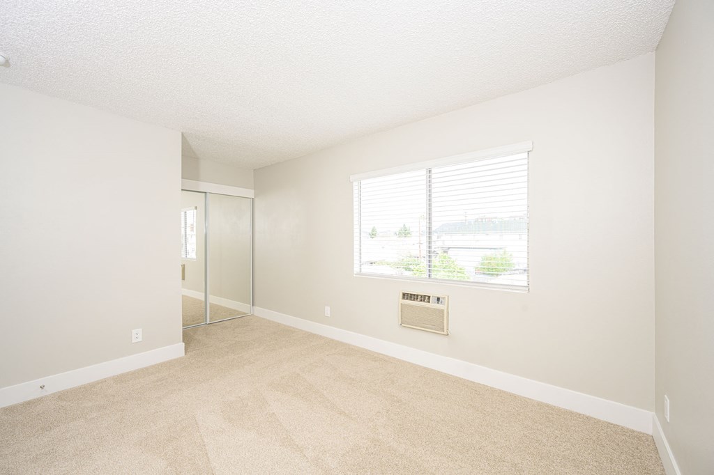 535 N. Hobart Apartments bedroom with mirror doored closet