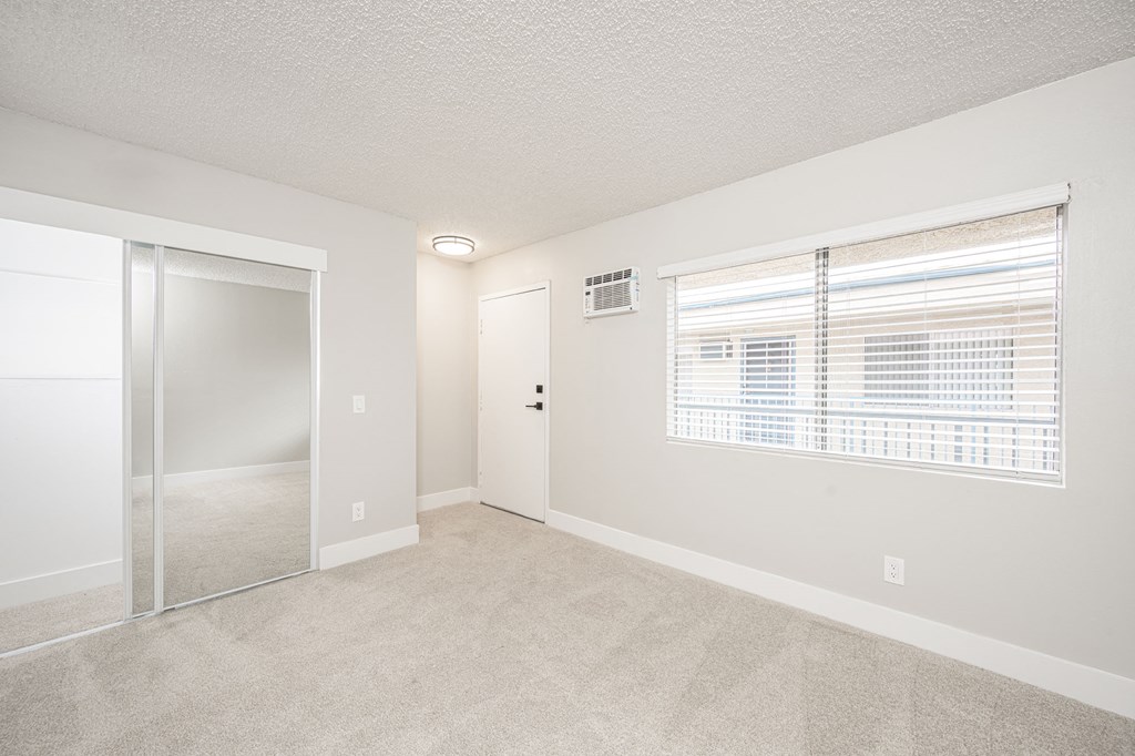 535 N. Hobart Apartments bedroom with mirror doored closet