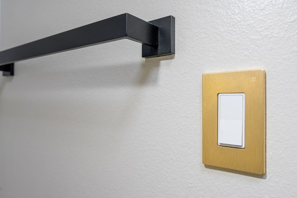 535 N. Hobart Apartments towel rack and light switch 