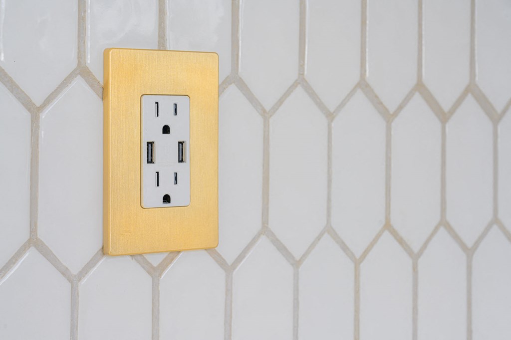 535 N. Hobart Apartments electrical outlet 