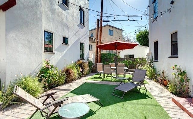 West Knoll courtyard with lounge chairs