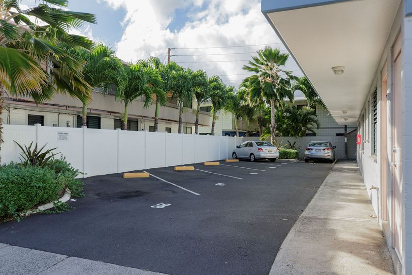Kapiolani Village exterior building and parking lot Kapiolani Village exterior building and parking lot - Photo Gallery