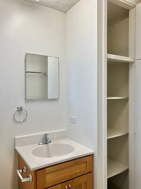 780 Mahiai vanity
