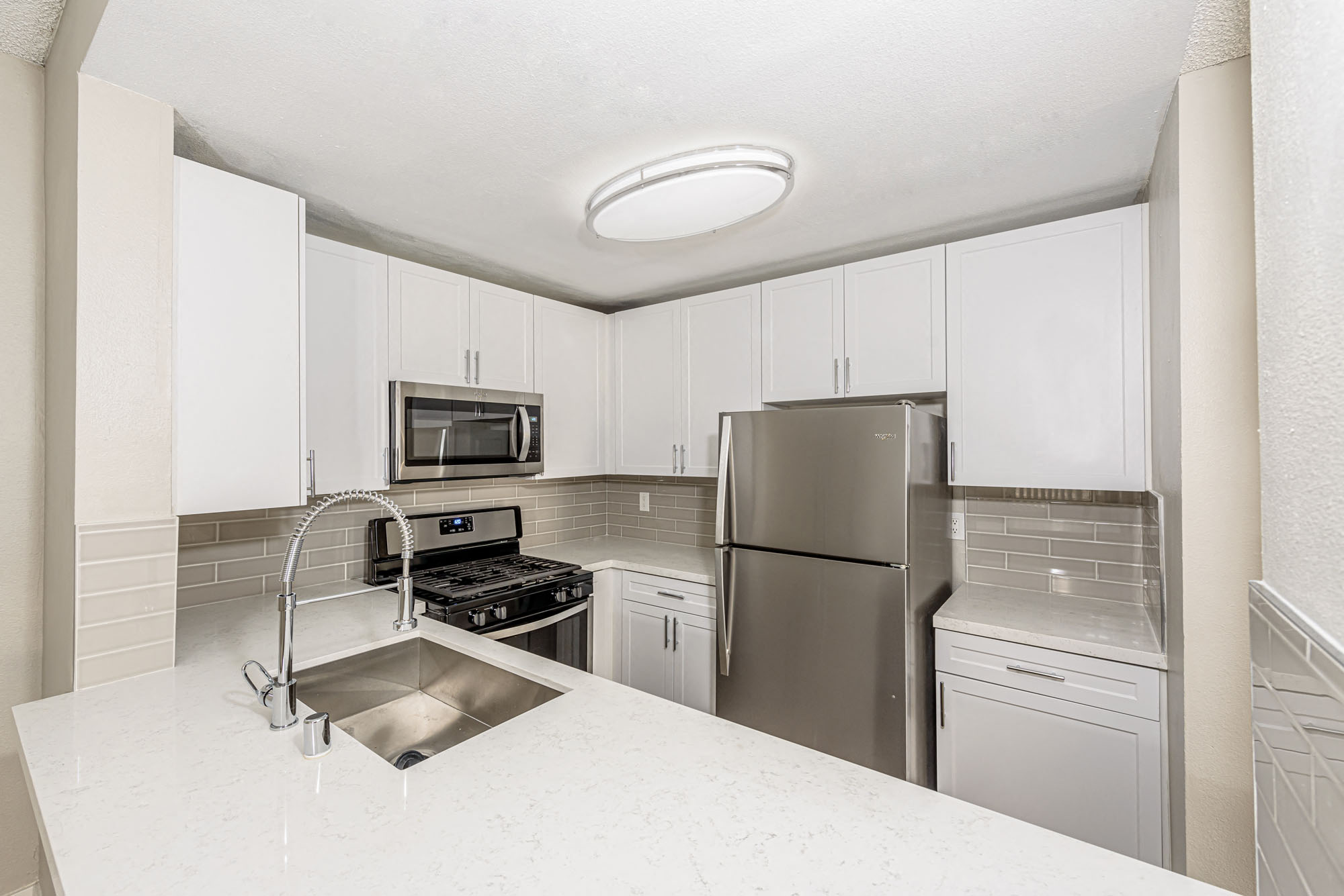 1140 N Columbus Ave 2 Bed 2 Bath Kitchen (2)