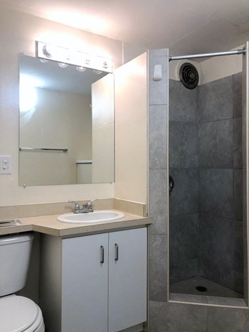 Hale Makiki Apartments bathroom