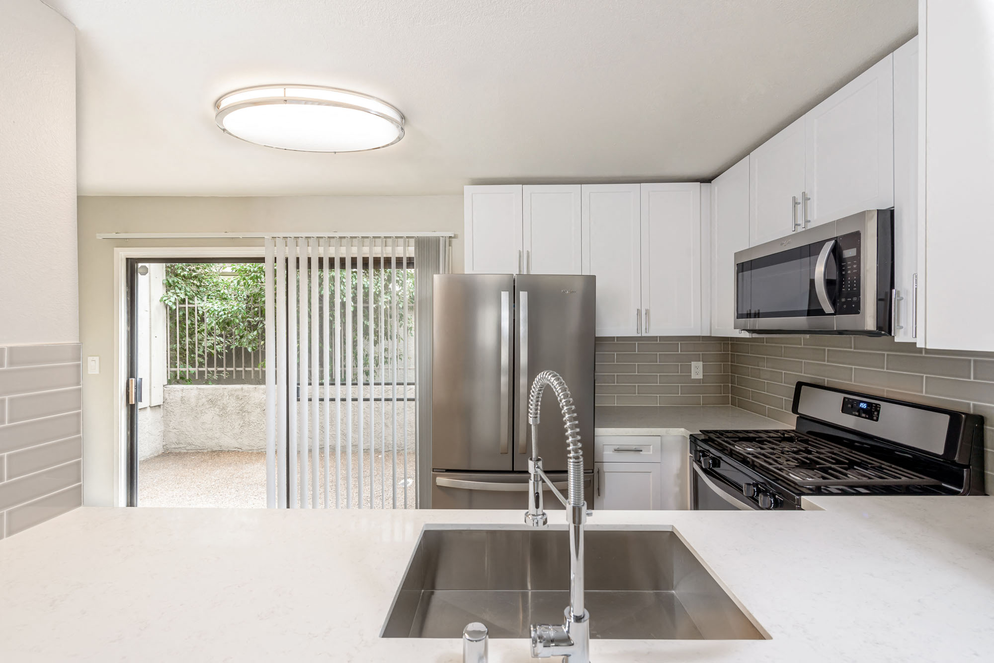 1140 N Columbus Ave 3 Bed 2.5 Bath Kitchen