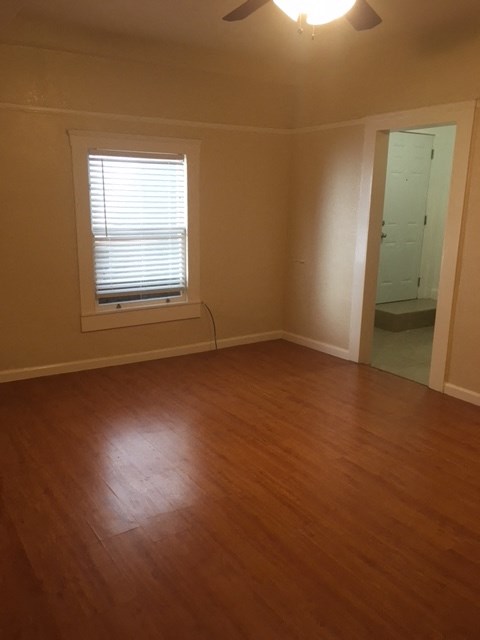 520 Taylor unfurnished living room