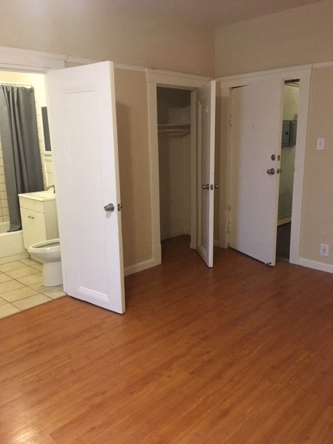 520 Taylor unfurnished room with bathroom