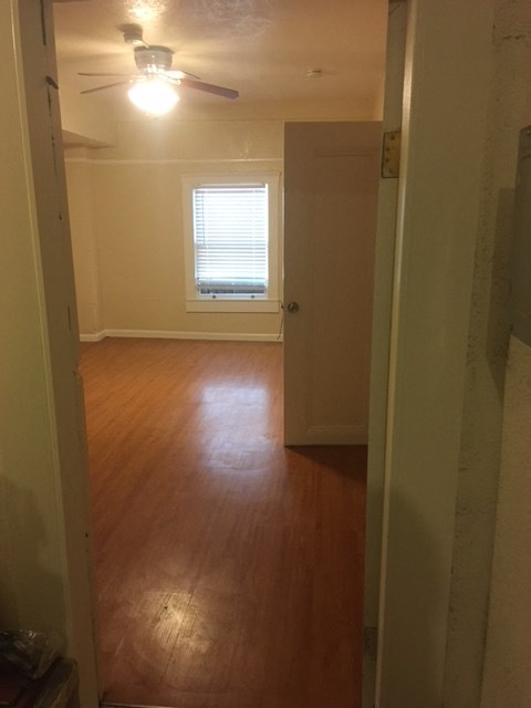 520 Taylor unfurnished room with window