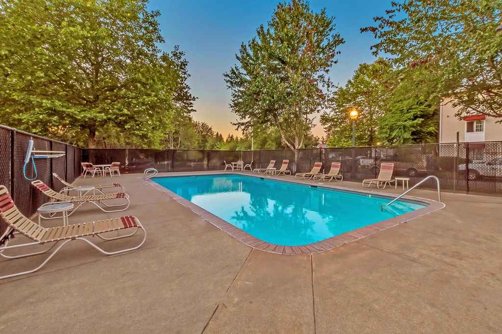 Courtside Apartments pool