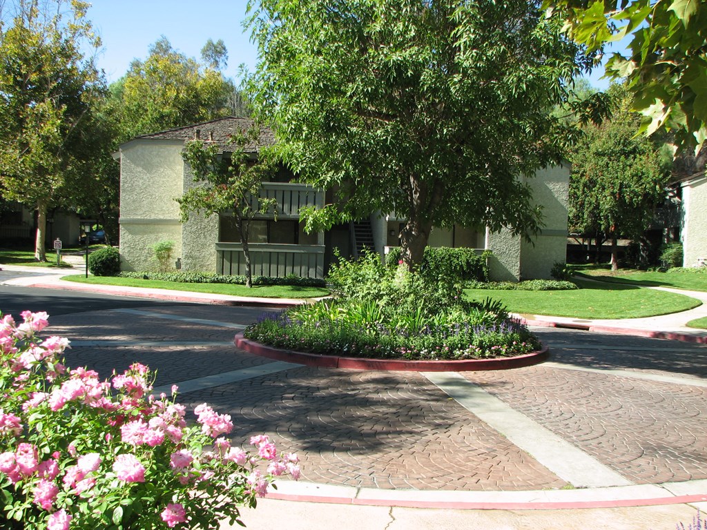 Artisan Oaks Landscaped Grounds