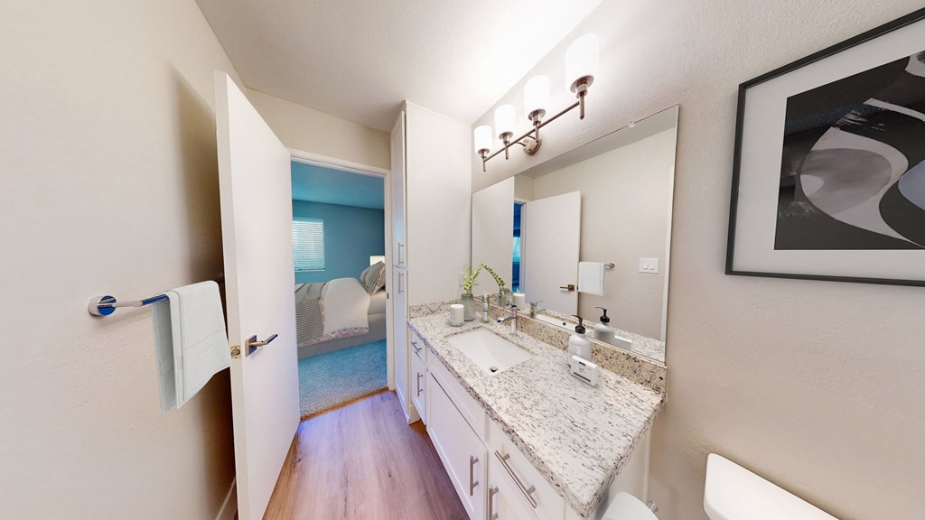 Artisan Oaks staged bathroom apartment for rent in Valencia