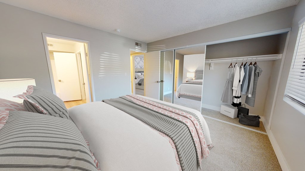 Artisan Oaks guest bedroom with closet for rent in valencia