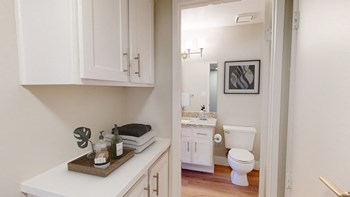 Artisan Oaks Hallway and Guest Bathroom Artisan Oaks apartment for rent in Valencia - Photo Gallery 5