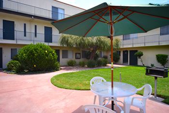 Ocean View Townhomes courtyard umbrella table