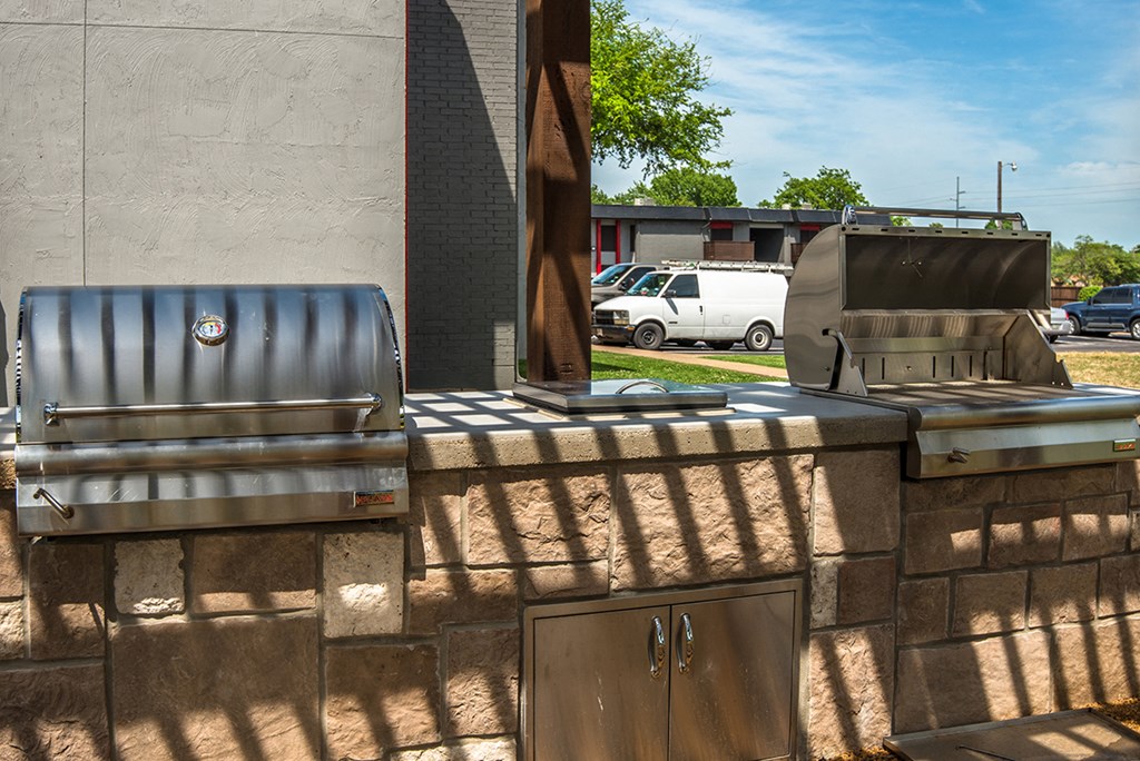 El Castillo Apartments outdoor barbecue 