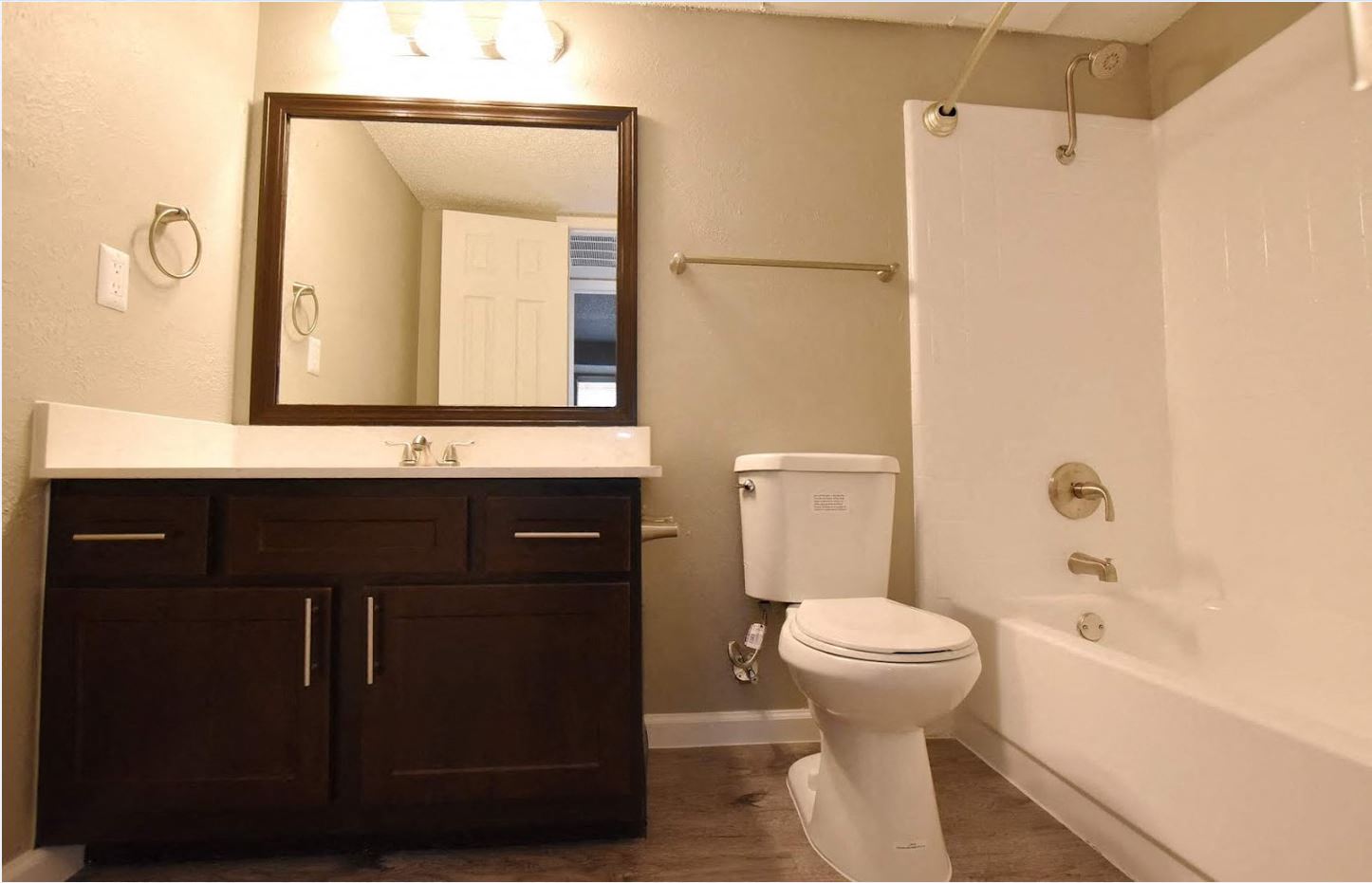 Hidden Oaks Apartment Homes bathroom