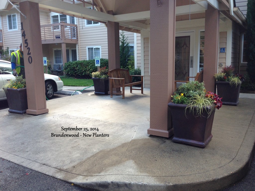Brandenwood_FrontEntryWithPlanters