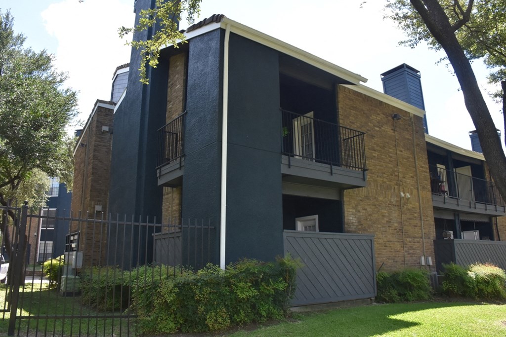 Oakwood Creek Apartments exterior building