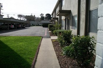 Village Townhomes walkway Village Townhomes walkway - Photo Gallery 4
