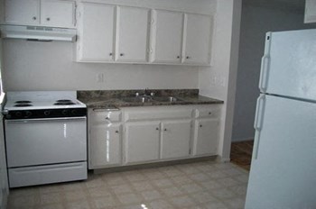 Village Townhomes kitchen 1 Village Townhomes kitchen 1 - Photo Gallery 2