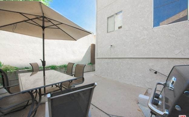 Canyons at Sherman Oaks Building exterior patio