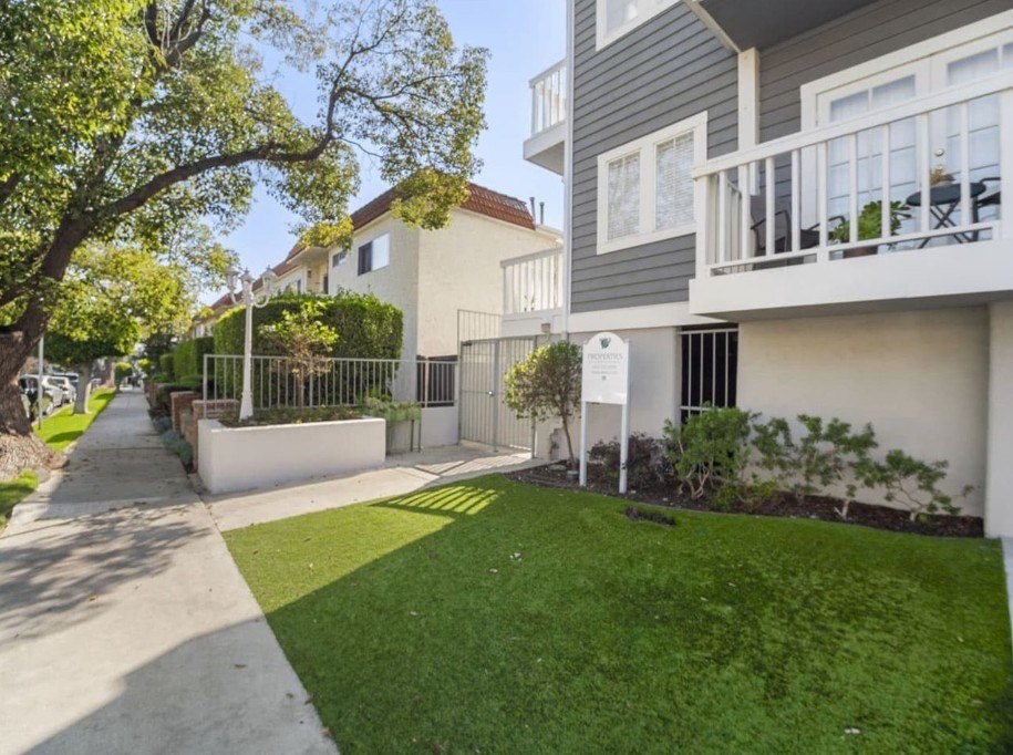 Carmelina Lofts exterior landscape