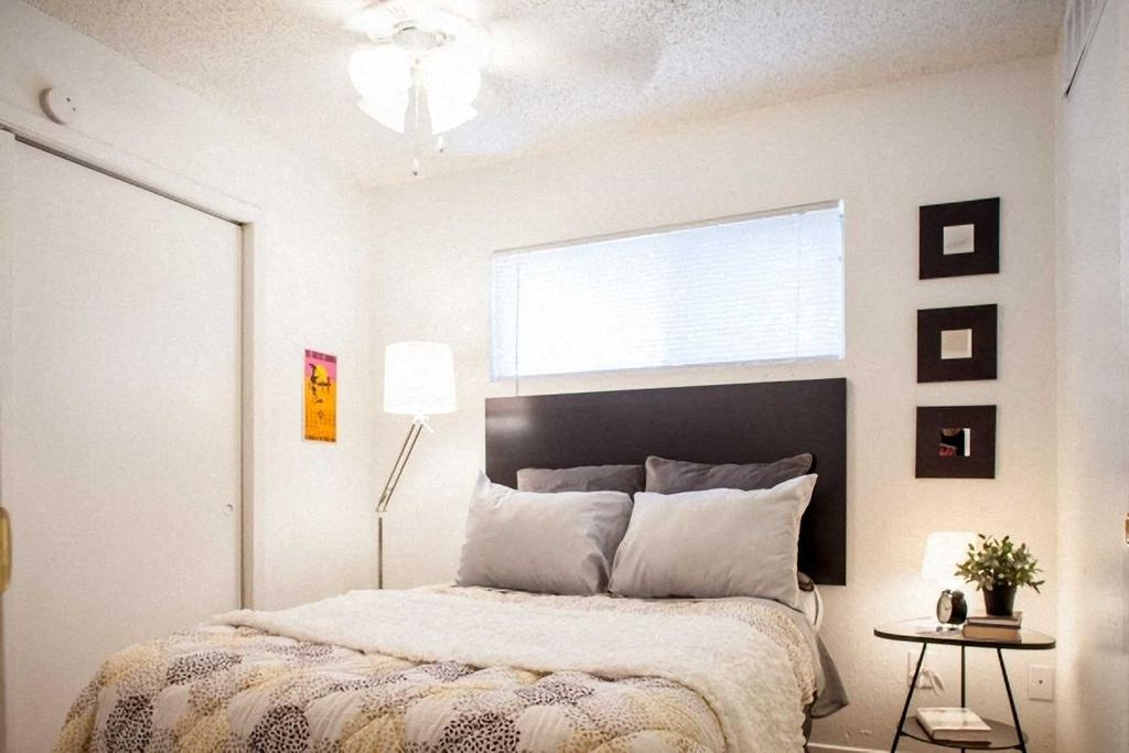 Casa 39 Apartments bedroom with closet and decor