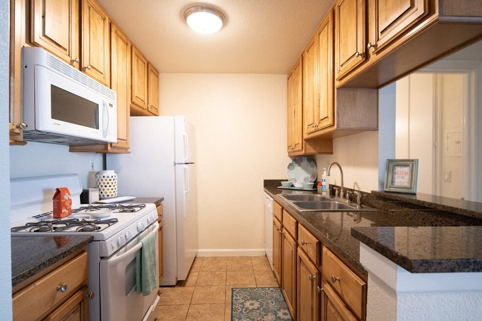 Clarington_1Bed1BathKitchen