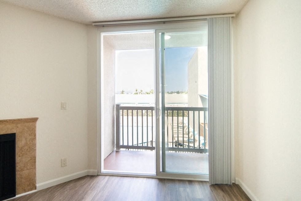 Clarington_1Bed1BathLivingRoomWithBalcony