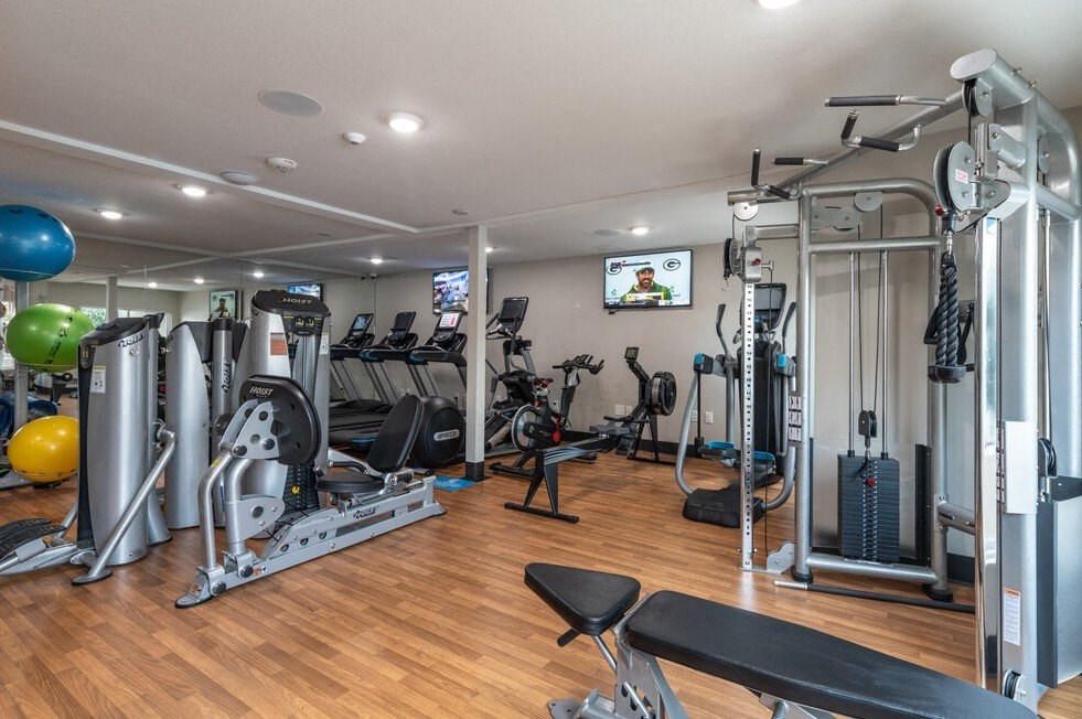 Apartment for rent in Los Angeles with fitness center and weights
