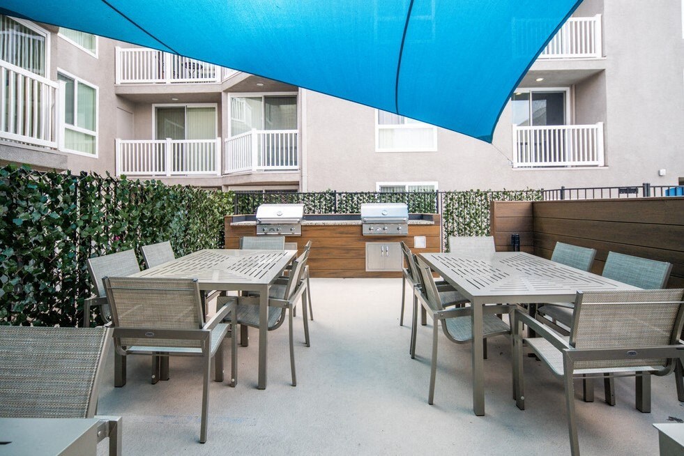 Apartment for rent in Culver City with grills and outdoor seating