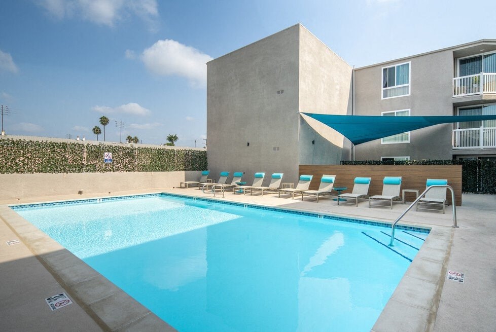 Pool and Lounge Area Apartment for rent in Palms Culver City with pool and outdoor lounge