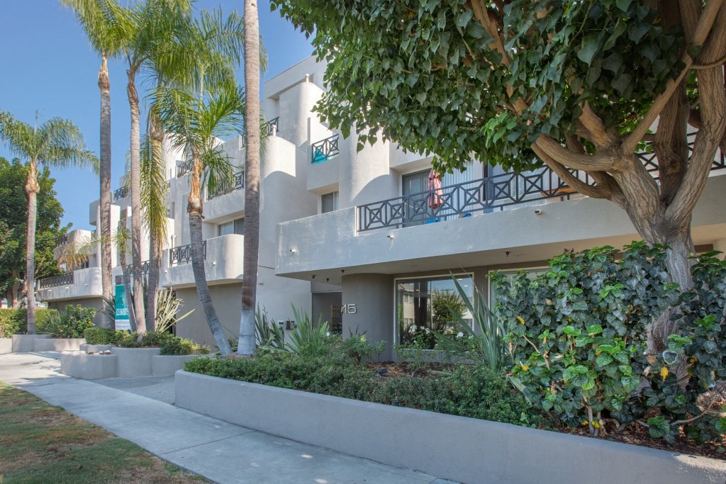 5015 Clinton Apartments exterior building sidewalk